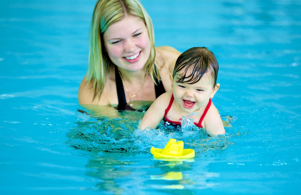 Ouder en kind zwemmen - stockfoto - Gemeente Leiden class=